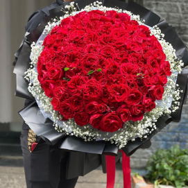 Red roses in round shape arrangment