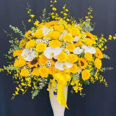 Beautiful Yellow flowers in vase